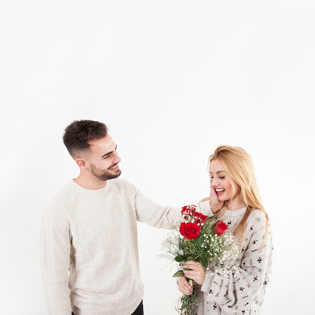 Man wat betreft vrouw met roze boeket