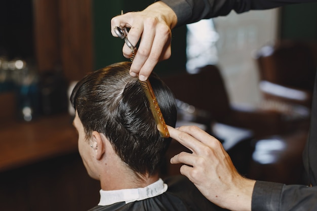 Man werkt met haar. Kapper met een klant.