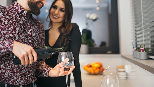 Man wijn serveren voor vrouw