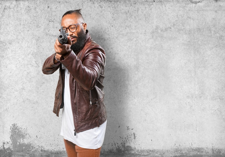 Gratis Foto man wijst met een machinepistool