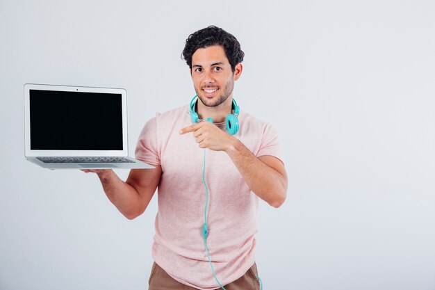 Man wijzend op laptop