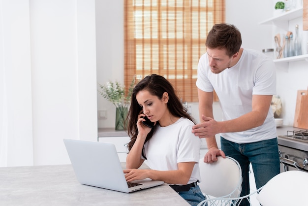 Man wil met zijn vriendin praten