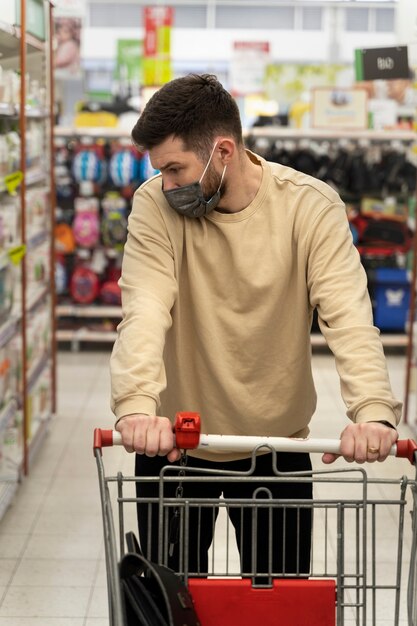 Man winkelen met masker vooraanzicht