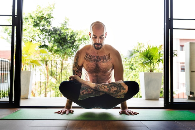 Gratis foto man yoga practice pose training concept