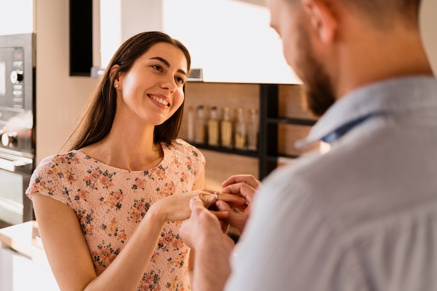 Man zet de ring op de vinger van zijn vriendin