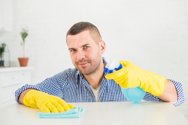 Gratis foto man zijn huis schoonmaken