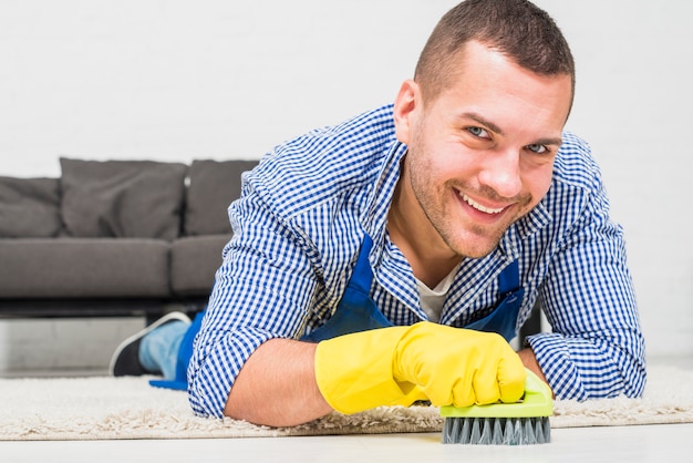 Man zijn huis schoonmaken