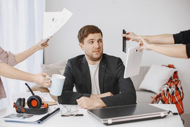 Man zit in de woonkamer thuis. Trieste man moe van het werk.