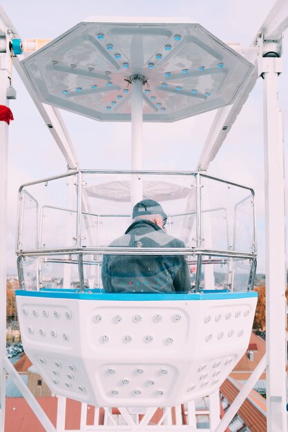 Man zit in een reuzenrad carrouselcabine tijdens een rit