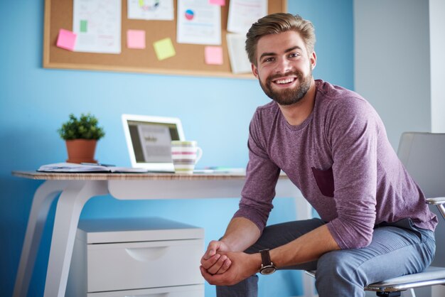 Man zit in zijn kantoor aan huis