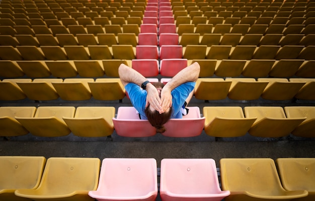 Gratis foto man zit op tribunes bovenaanzicht