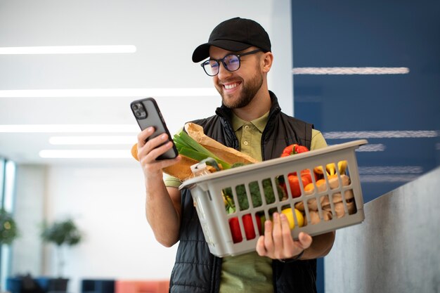 Man zorgt voor thuisbezorging van boodschappen