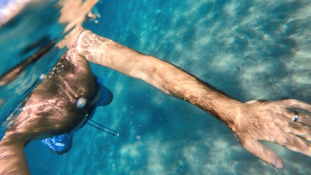 Man zwemmen in het water van de Middellandse Zee