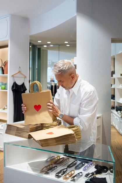 Manager bereidt de winkel voor op heropening