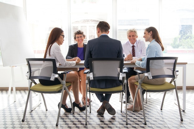 Manager bespreken board collega jonge