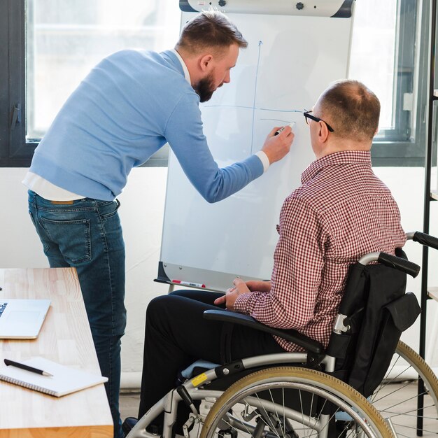 Manager die project voorlegt aan gehandicapte arbeider