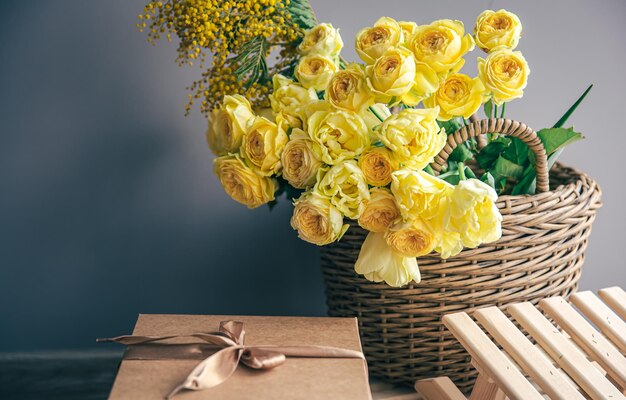 Mand met gele bloemen en geschenkdoos kopieerruimte