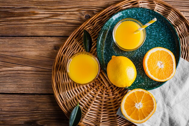 Mand met natuurlijk en vers sinaasappelsap