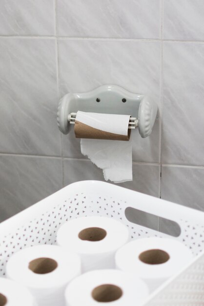 Mand met wc-papierrollen