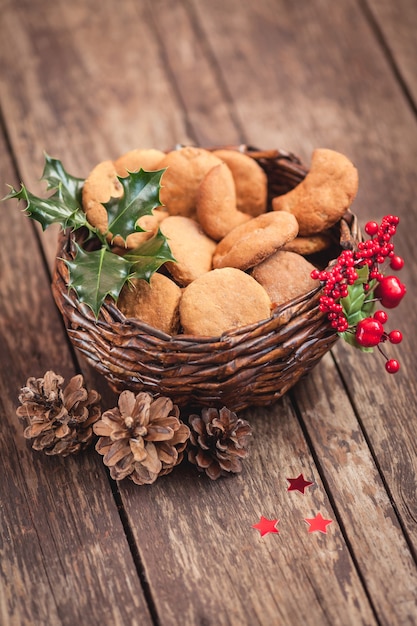 Mand met zoete kerstkoekjes