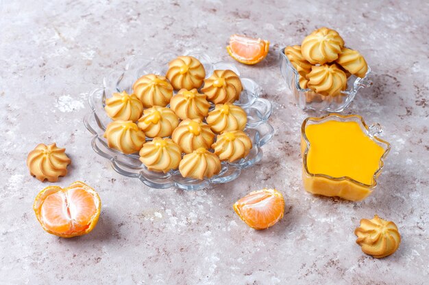 Mandarijnroomwrongel en koekjes met verse mandarijnen.