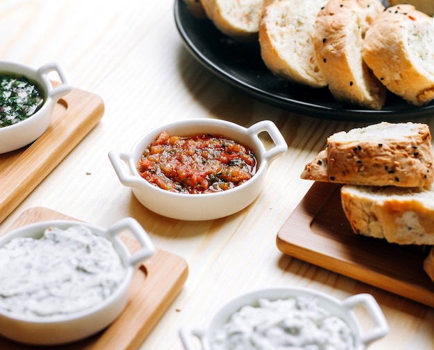 Mangalsalade met gesneden brood