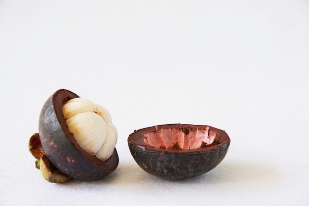 Mangosteen Thaise populaire vruchten - een tropisch fruit met zoete, sappige witte segmenten van vlees in een dikke roodachtig bruine korst.