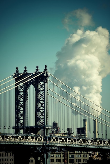 Manhattan Bridge met schoorsteenrook in New York City