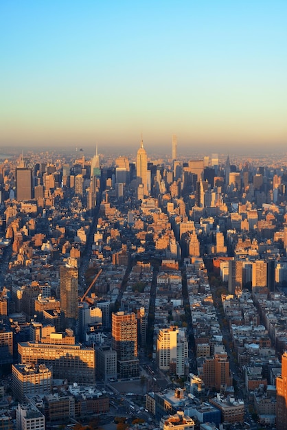 Gratis foto manhattan midtown zonsondergang op het dak met stedelijke wolkenkrabbers in new york city