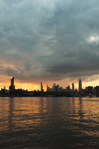 Manhattan skyline bij zonsondergang