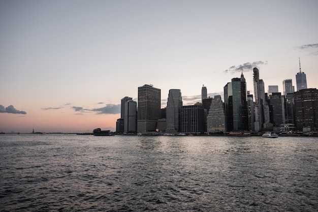 Manhattan skyline met water