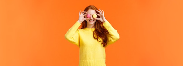 Maniervoedsel en consumentenconcept vrolijke dwaze roodharige vrouw die rondspeelt met dessert m