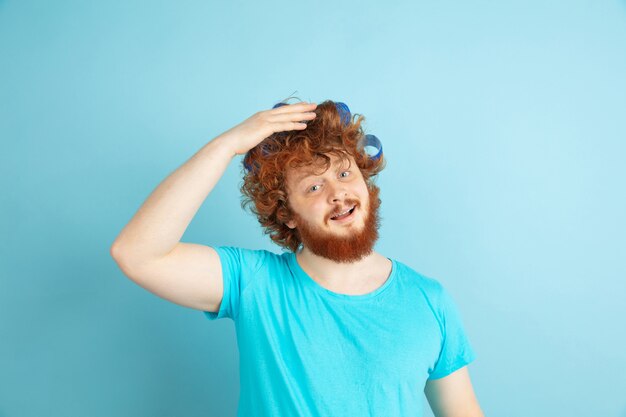 Mannelijk model met natuurlijk rood haar dat zijn kapsel doet, heeft meer krullen nodig