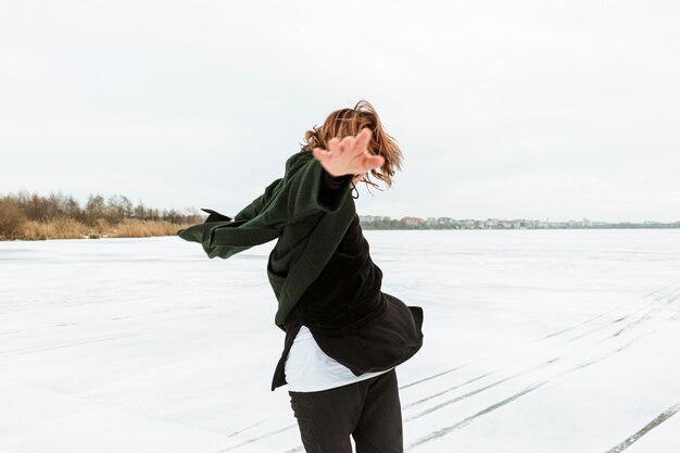 Mannelijk model poseren in winterkleren bij daglicht