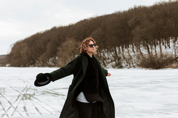 Gratis foto mannelijk model poseren in winterkleren bij daglicht