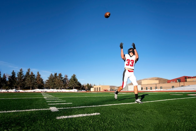 Gratis foto mannelijke american football-speler in uniform op het veld