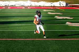 Gratis foto mannelijke american football-speler in uniform op het veld