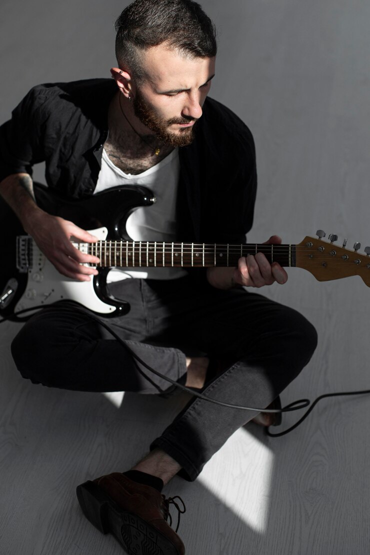 Gratis Foto mannelijke artiest elektrische gitaar spelen