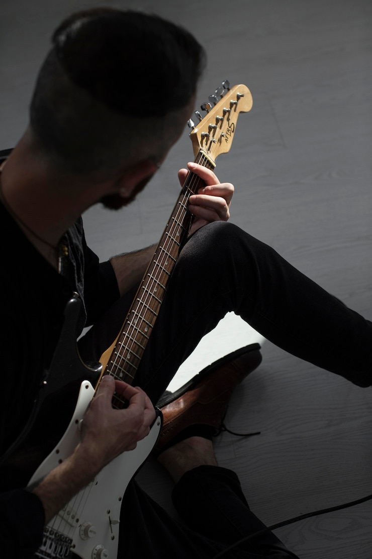 Gratis Foto mannelijke artiest elektrische gitaar spelen