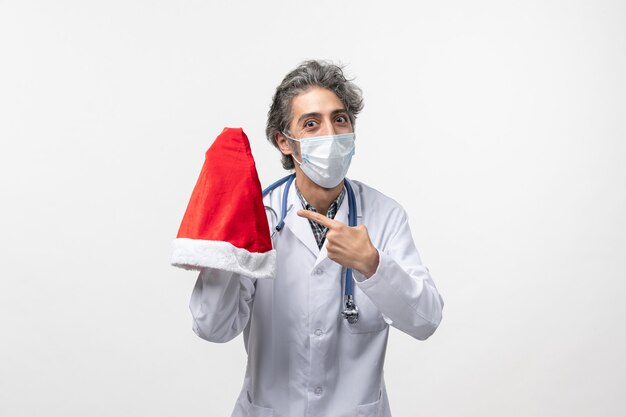 Mannelijke arts met rode pet New Year covid virus pandemie