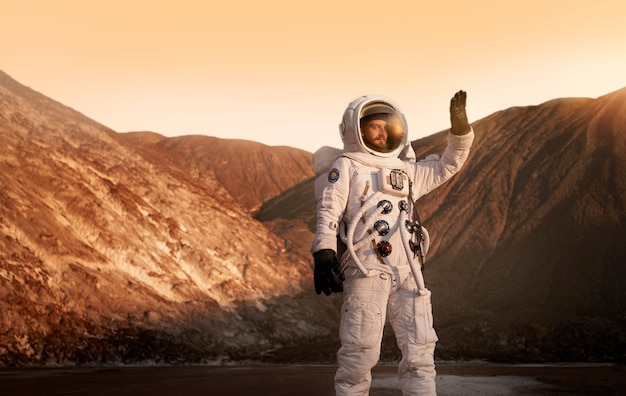Mannelijke astronaut beschermt zijn ogen tegen de zon tijdens een ruimtemissie op een andere planeet
