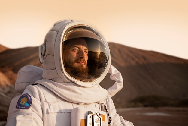 Mannelijke astronaut kijkt naar de zon tijdens een ruimtemissie op een andere planeet