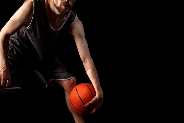 Mannelijke atleet met basketbal poseren