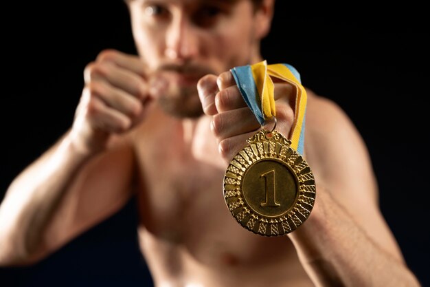 Mannelijke atleet met een gouden medaille