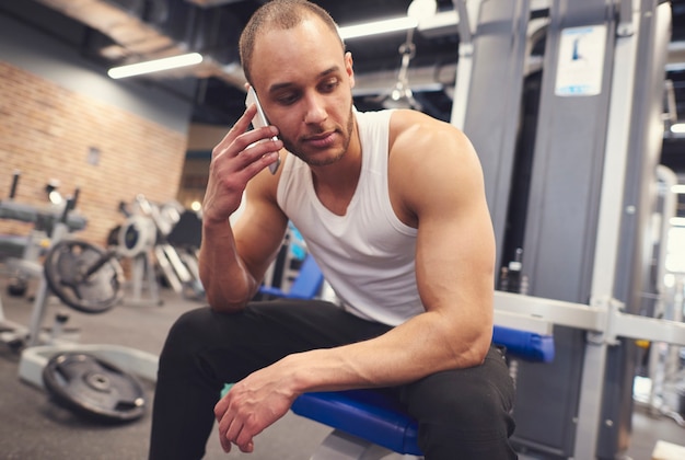 Mannelijke atleet met een oproep over training