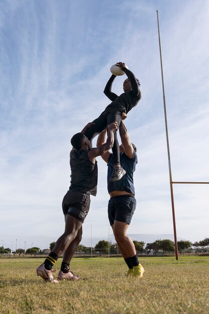 Mannelijke atleten die rugby spelen op het veld