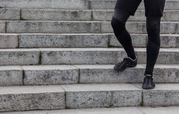 Mannelijke atletische benen lopen op trappen