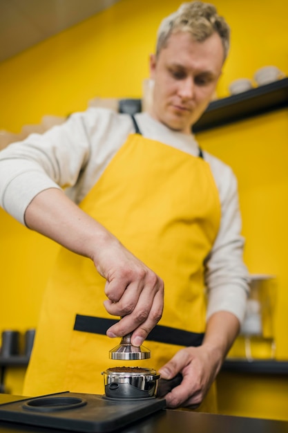 Mannelijke barista verpakkingskoffie voor machine