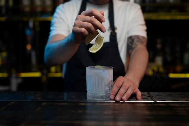 Mannelijke barman die een heerlijke cocktail maakt