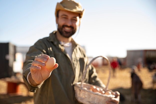 Mannelijke boer met ei van zijn boerderij